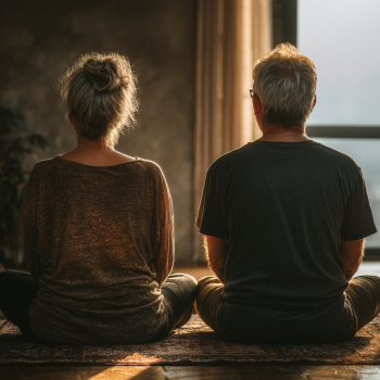 Idős férfi és nő jógázik otthon