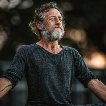 Idős nő jógázik a természetben